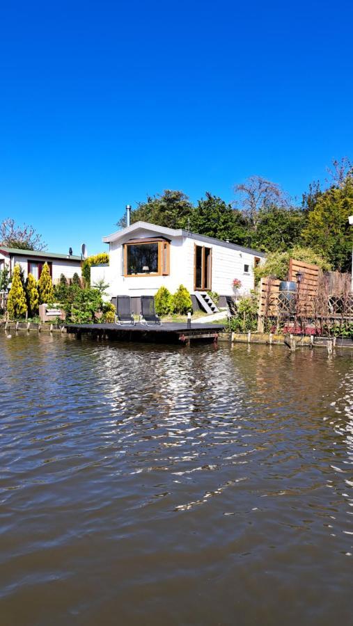 Het Witte Chalet Aan Het Water Van Monumentaal Fort Ooltgensplaat Exterior foto